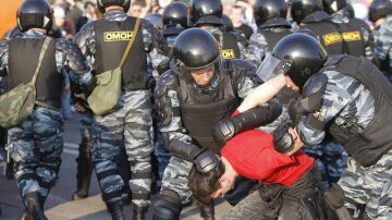 Los antidisturbios reducen a uno de los opositores