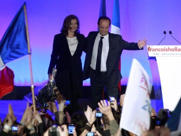 François Hollande celebra la victoria con sus partidarios