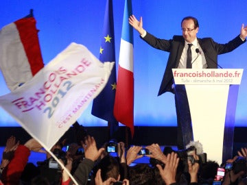 Hollande celebra la victoria ante Sarkozy