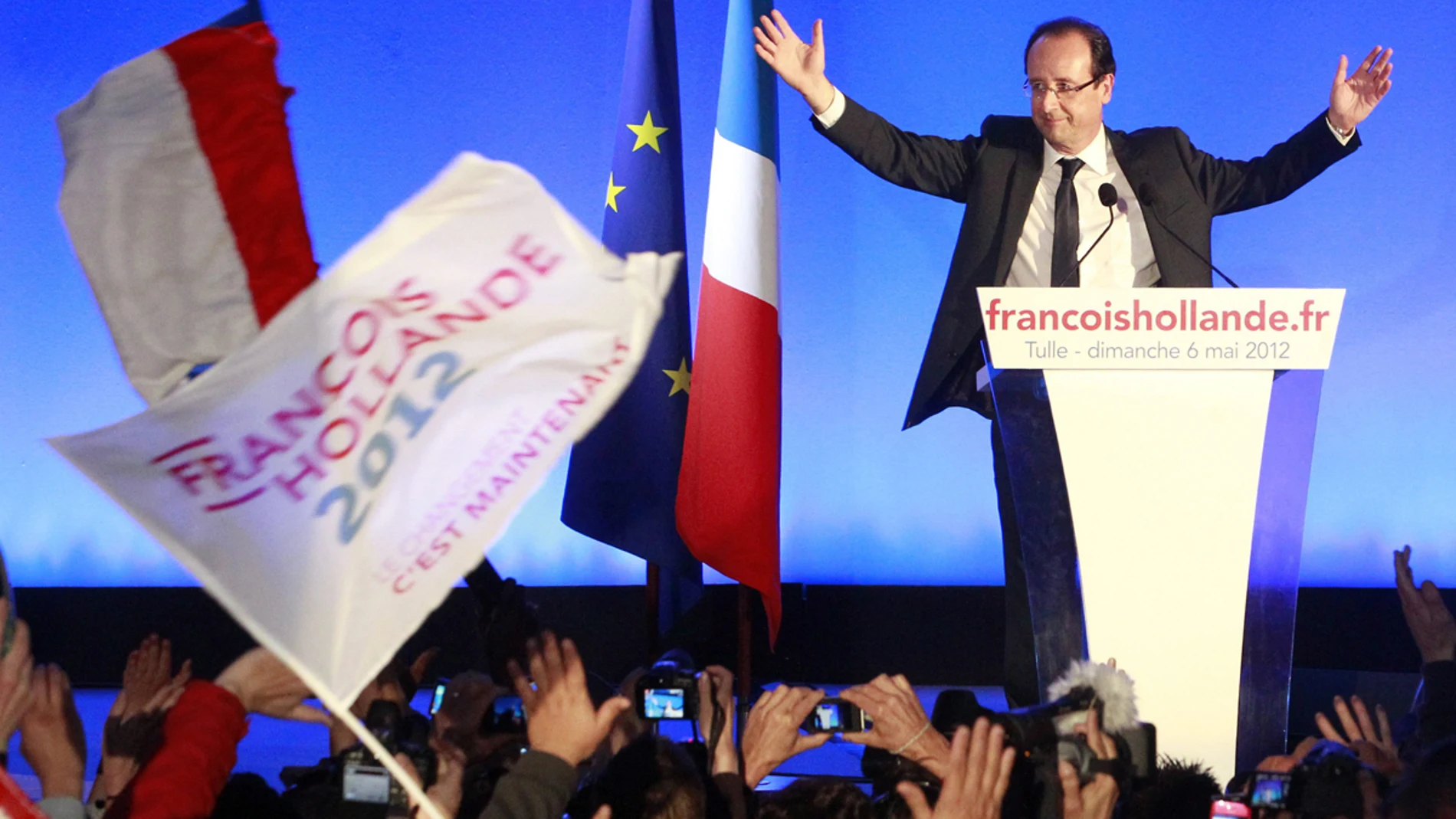 Hollande celebra la victoria ante Sarkozy Hollande celebra la victoria ante Sarkozy