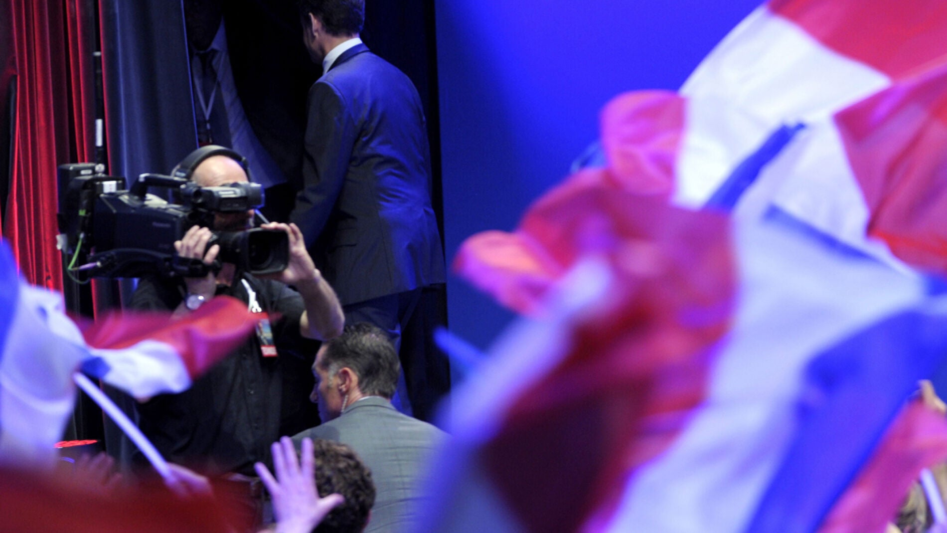 Sarkozy se retira tras hablar ante sus simpatizantes