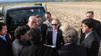 El magnate Sheldon Adelson visita los terrenos de Alcorcón que pretenden albergar Eurovegas