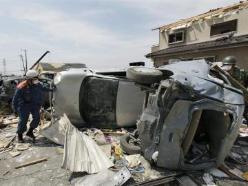 Miembros de las fuerzas de seguridad y militares ayudan a despejar de escombros