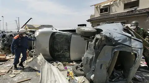 Miembros de las fuerzas de seguridad y militares ayudan a despejar de escombros Miembros de las fuerzas de seguridad y militares ayudan a despejar de escombros