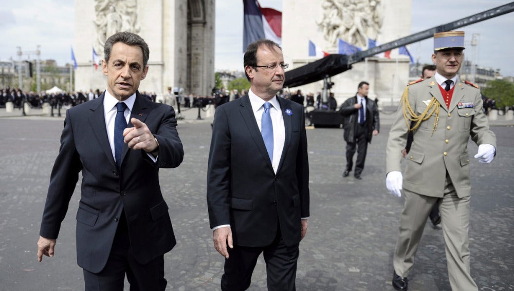 Nicolas Sarkozy y François Hollande junto al Arco del Triunfo