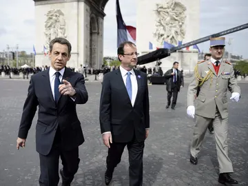 Nicolas Sarkozy y François Hollande junto al Arco del Triunfo Nicolas Sarkozy y François Hollande junto al Arco del Triunfo
