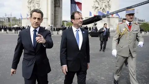 Nicolas Sarkozy y François Hollande junto al Arco del Triunfo Nicolas Sarkozy y François Hollande junto al Arco del Triunfo