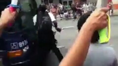 Un estudiante sobrevive al espectacular atropello de un autob&uacute;s en texas