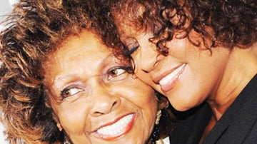 Cissy Houston junto a su hija, la fallecida Whitney Houston.