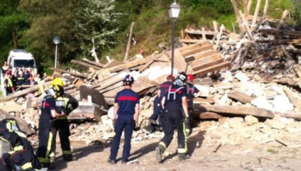 Efectivos de bomberos y protección civil durante el rescate de los cadáveres