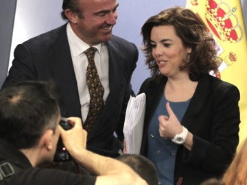 La vicepresidenta del Gobierno, Soraya Sáenz de Santamaría, y el ministro de Economía, Luis de Guindos