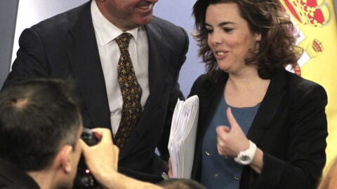 La vicepresidenta del Gobierno, Soraya S&aacute;enz de Santamar&iacute;a, y el ministro de Econom&iacute;a, Luis de Guindos