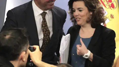 La vicepresidenta del Gobierno, Soraya Sáenz de Santamaría, y el ministro de Economía, Luis de Guindos La vicepresidenta del Gobierno, Soraya Sáenz de Santamaría, y el ministro de Economía, Luis de Guindos