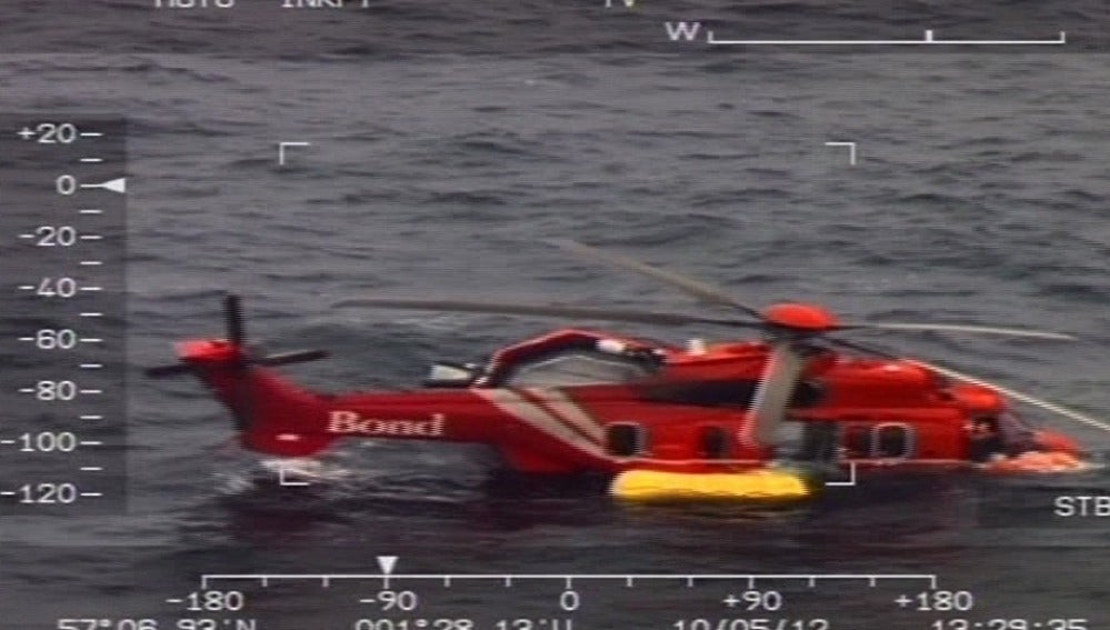 Catorce personas son rescatadas después de que su helicóptero cayera en el mar