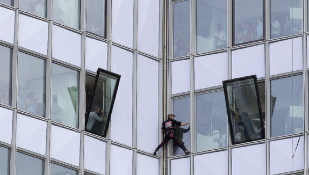 El spiderman francés escala el rascacielos más alto de París