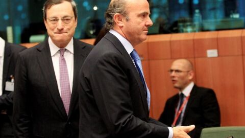 El ministro de Econom&iacute;a espa&ntilde;ol, Luis de Guindos, y el presidente del Banco Central Europeo, Mario Draghi