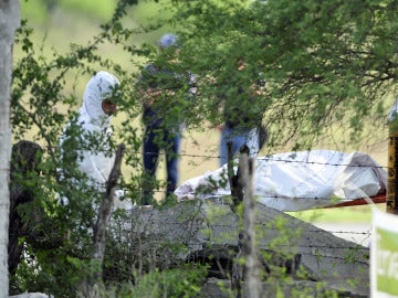 Peritos forenses hacen el levantamiento de un cuerpo