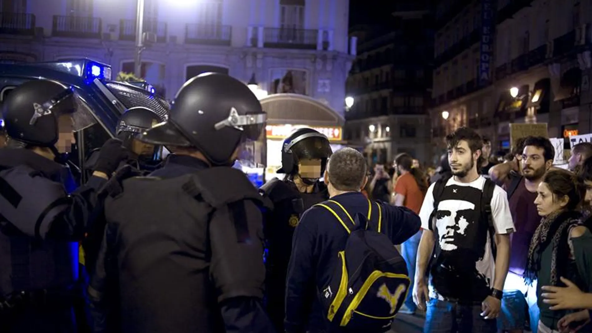 La Policía desaloja la Puerta del Sol el domingo 13 de mayo La Policía desaloja la Puerta del Sol el domingo 13 de mayo