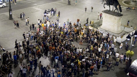 Aspecto de la Puerta del Sol tras la celebraci&oacute;n de la asamblea