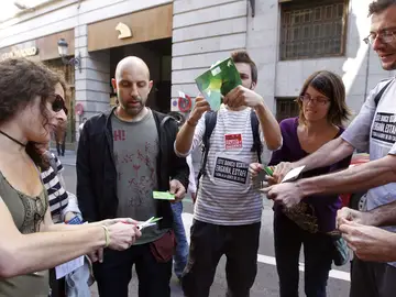 Indignados rompen simbólicamente cartillas de Bankia Indignados rompen simbólicamente cartillas de Bankia