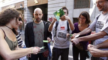 Indignados rompen simbólicamente cartillas de Bankia