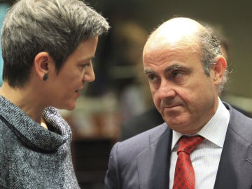 El ministro de Economía conversa con la titular de Finzanzas danesa, Margrethe Vestager