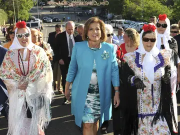 Ana Botella, alcaldesa de Madrid, junto a unas chulapas Ana Botella, alcaldesa de Madrid, junto a unas chulapas
