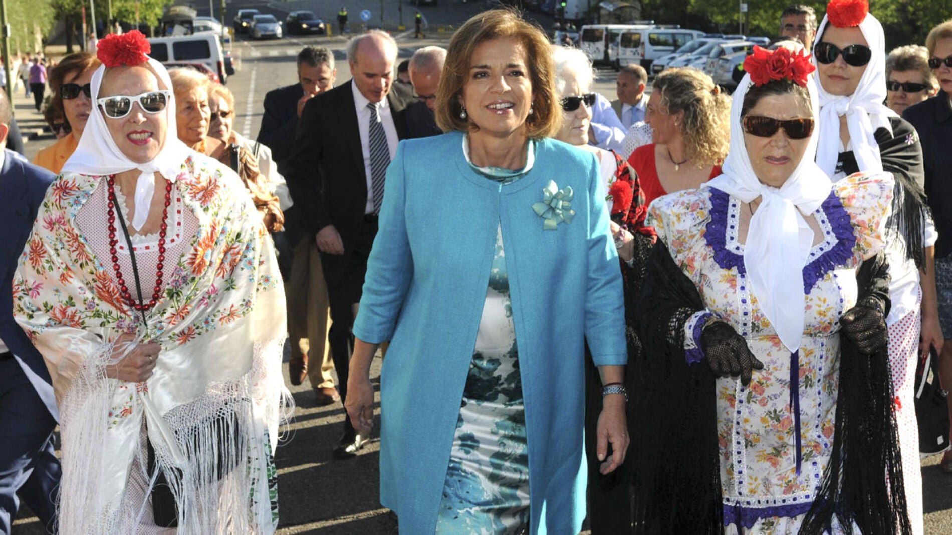Ana Botella, alcaldesa de Madrid, junto a unas chulapas