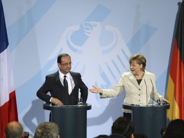 Hollande y Merkel, en rueda de prensa en Berlín