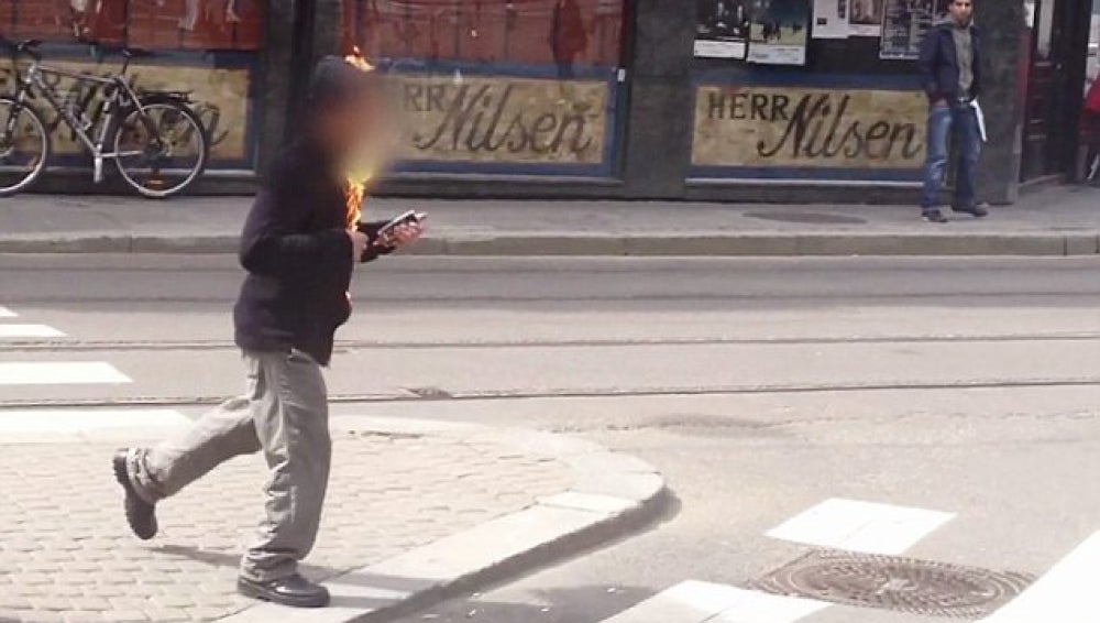 Un hombre intenta inmolarse frente al tribunal de Oslo donde juzgan a Breivik