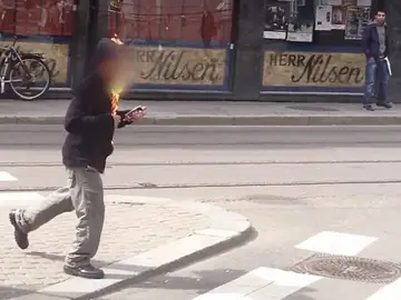Un hombre intenta inmolarse frente al tribunal de Oslo donde juzgan a Breivik Un hombre intenta inmolarse frente al tribunal de Oslo donde juzgan a Breivik