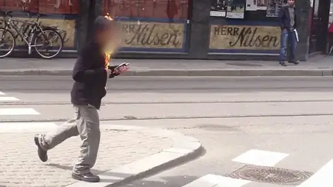 Un hombre intenta inmolarse frente al tribunal de Oslo donde juzgan a Breivik Un hombre intenta inmolarse frente al tribunal de Oslo donde juzgan a Breivik