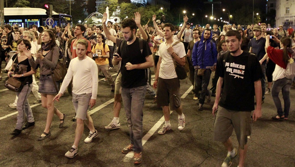 Los "indignados" abandonan su recorrido por Madrid con un detenido