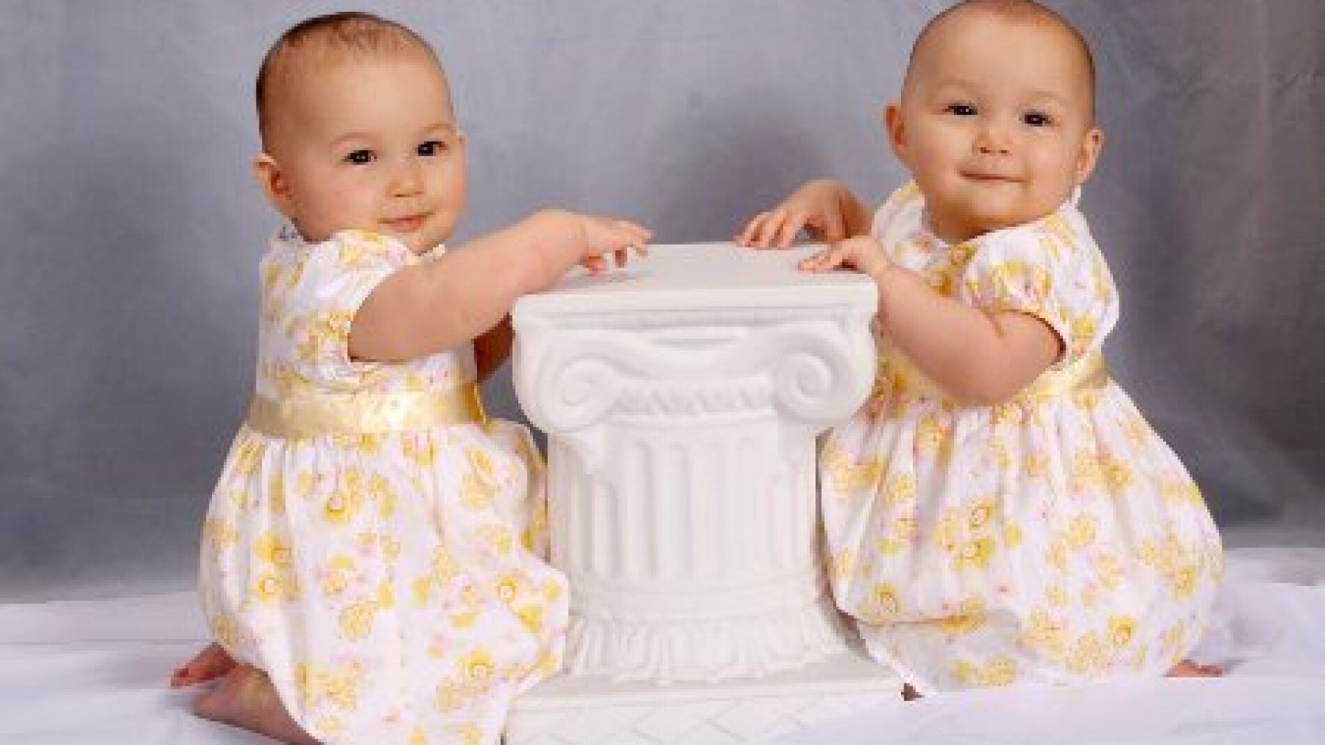 Beb&eacute;s gemelos
