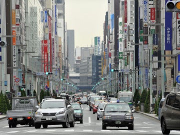 Vista general de una calle en el distrito comercial de Ginza en Tokio