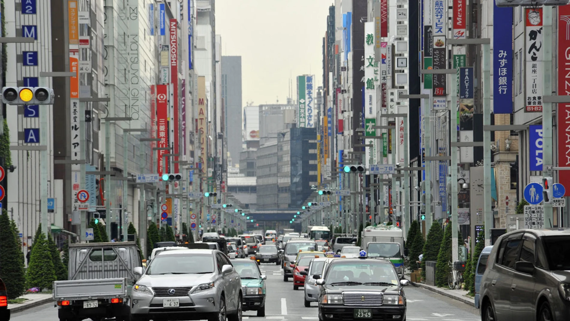 Vista general de una calle en el distrito comercial de Ginza en Tokio Vista general de una calle en el distrito comercial de Ginza en Tokio