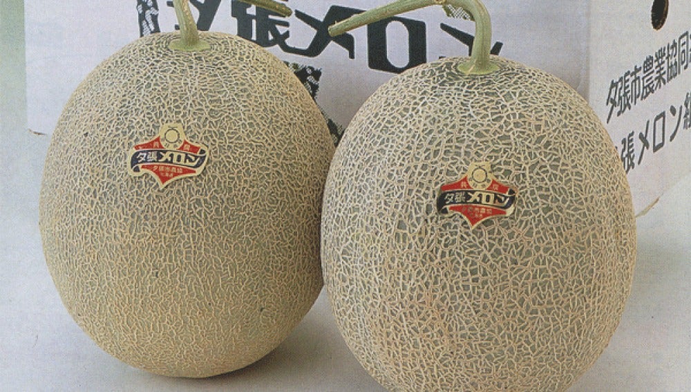 Dos melones se venden por 9.800 euros en una subasta en Japón 