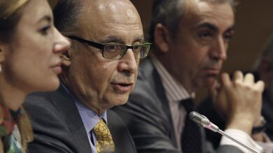 El Gobierno eleva el déficit de 2011 en cuatro décimas por la desviación de varias regiones