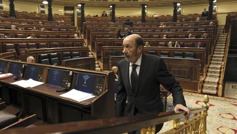 El secretario general del PSOE, Alfredo Pérez Rubalcaba, en el hemiciclo durante el pleno del Congreso