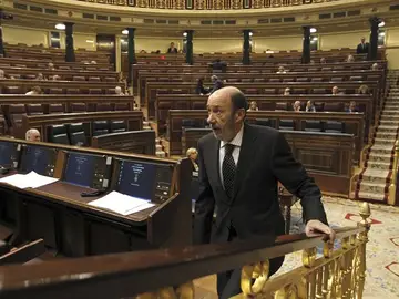 El secretario general del PSOE, Alfredo Pérez Rubalcaba, en el hemiciclo durante el pleno del Congreso El secretario general del PSOE, Alfredo Pérez Rubalcaba, en el hemiciclo durante el pleno del Congreso