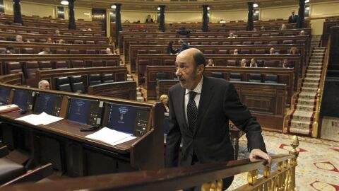 El secretario general del PSOE, Alfredo P&eacute;rez Rubalcaba, en el hemiciclo durante el pleno del Congreso