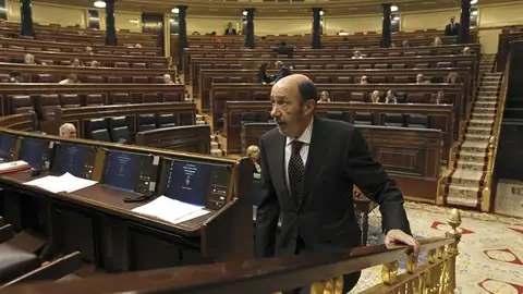 El secretario general del PSOE, Alfredo Pérez Rubalcaba, en el hemiciclo durante el pleno del Congreso El secretario general del PSOE, Alfredo Pérez Rubalcaba, en el hemiciclo durante el pleno del Congreso