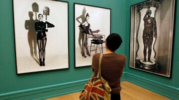 Una mujer contempla la retrospectiva de Helmut Newton en París.