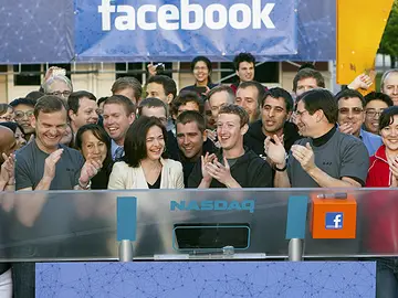 Zuckerberg hace sonar la campana del Nasdaq Zuckerberg hace sonar la campana del Nasdaq