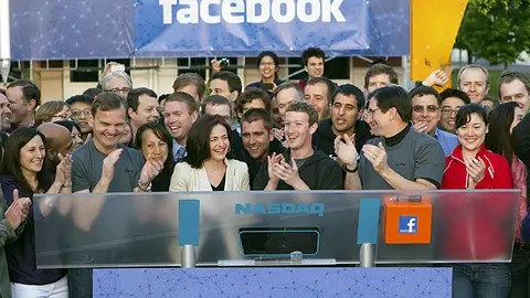 Zuckerberg hace sonar la campana del Nasdaq Zuckerberg hace sonar la campana del Nasdaq