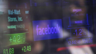 Las acciones de Facebook se desploman en su segundo día en bolsa