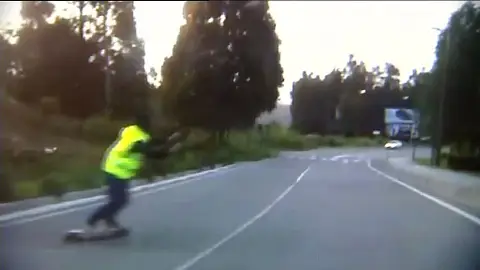 Los skaters invaden el carril contrario Los skaters invaden el carril contrario