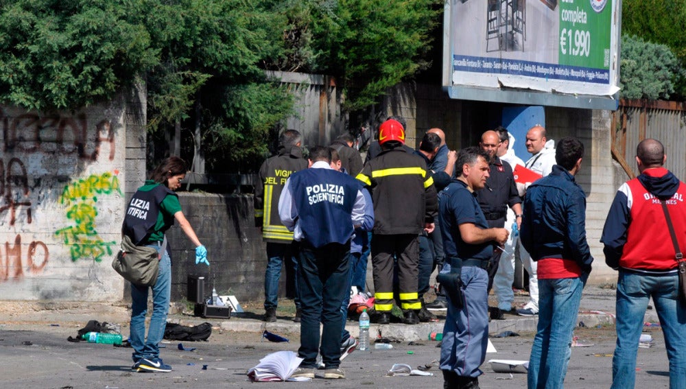 Policía y bomberos en la puerta de un colegio de Brindisi