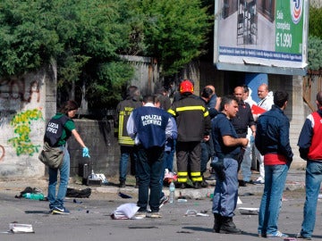 Policía y bomberos en la puerta de un colegio de Brindisi Policía y bomberos en la puerta de un colegio de Brindisi