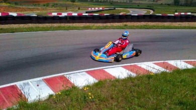 Fernando Alonso prepara la carrera de Mónaco subido en un kart